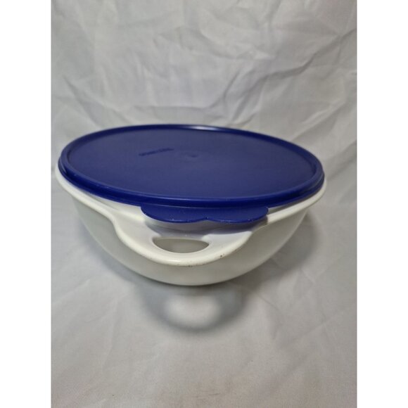 Vintage Tupperware 12 Cup White Thatsa Bowl #2677 with Blue Butterfly Lid 2515 - Picture 2 of 9